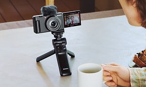 Sony ZV-E10 -kamera sopii täydellisesti vloggaukseen