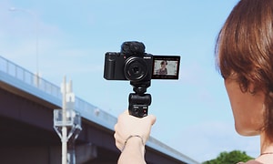 Sony ZV-E10 -kamera sopii täydellisesti vloggaukseen