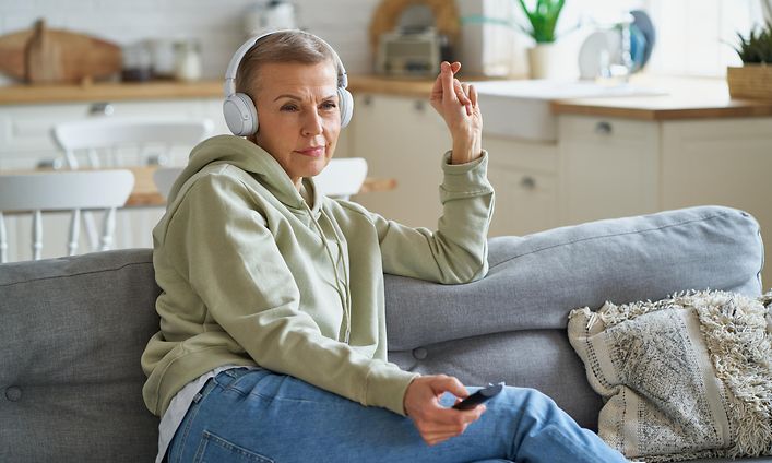 ME-Time - oma aika - kuulokkeet päässä oleva nainen katsoo televisiota