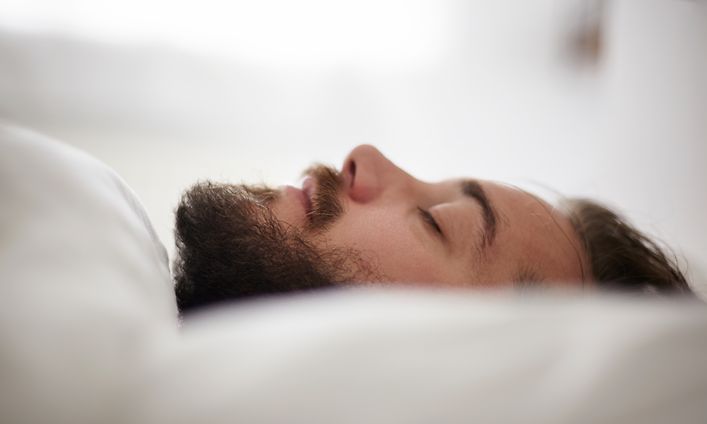 Me-time - omaa aikaa - Silmät kiinni oleva mies makaa pää tyynyn päällä