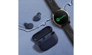 Jabra Elite 8 Active -kuulokkeet, latauskotelo ja älykello pöydällä
