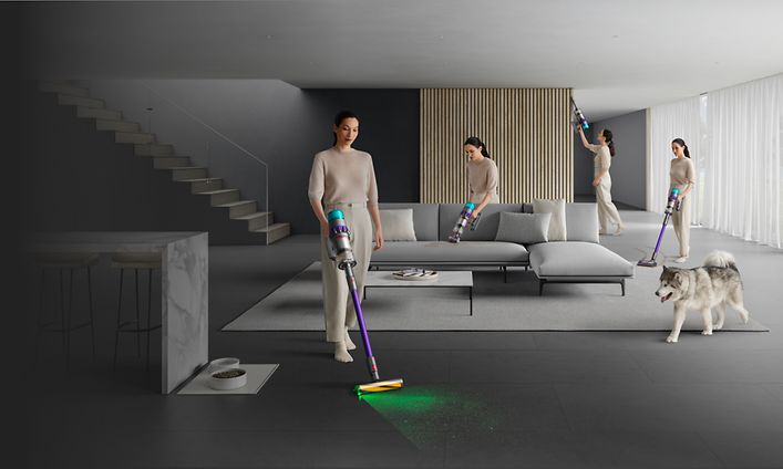 Nainen imuroi olohuonetta Dyson Gen5detect -imurilla