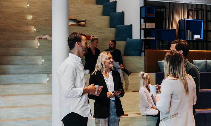 Ihmisiä kokoontuneet kokoustiloihin