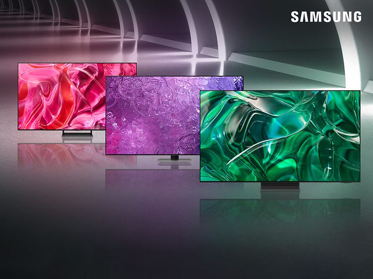 Löydä itsellesi sopiva Samsung-TV: Kolme erikokoista Samsung-televisiota monivärisellä taustalla