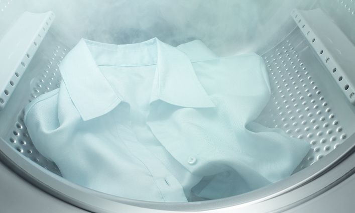 Valkoinen paita höyrypuhdistuksessa Electrolux-pesukoneen rummussa