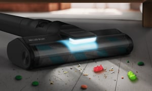 Lähikuva Samsung Jet -pölynimurista, joka puhdistaa roskia lattialta Slim LED Brush -suulakkeen avulla