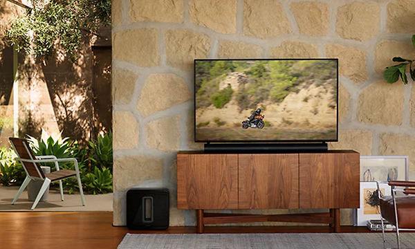 Musta Sonos Arc television alla ja Sonos Sub TV-tason vieressä olohuoneessa