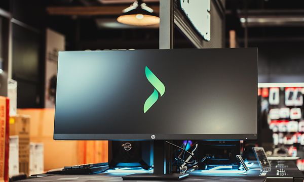 Gaming ja viihde - Pelitietokone - Ultraleveä pelinäyttö, jossa on Gigantin logo