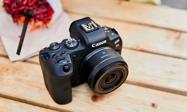 Canon EOS RF 16 mm suurella f/2.8-aukolla