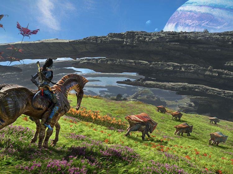 Kuvakaappaus pelistä Avatar: Frontiers of Pandora, jossa naipuolinen Na'vi ratsastaa liskomaisella oliolla Pandoran maailmassa