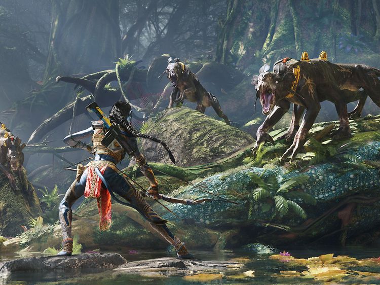 Kuvakaappaus pelistä Avatar: Frontiers of Pandora, jossa Na'vi-sotilas taistelee vaarallisia olentoja vastaan veden äärellä