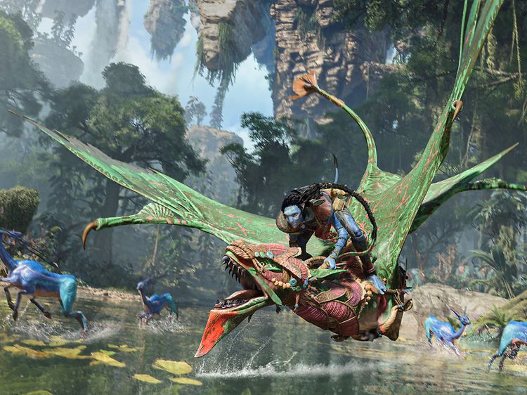 Kuvakaappaus pelistä Avatar: Frontiers of Pandora, jossa miespuolinen Na'vi lentää liskomaisella oliolla