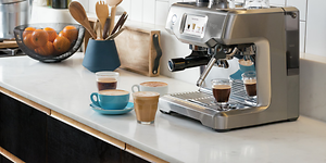 Kahvikone - Tuotekuva pöydällä olevasta Sage espressokoneesta