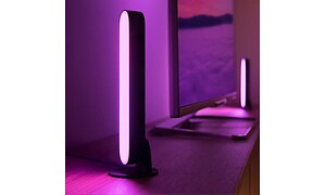 Violetinvärinen Philips Hue -valaistus television ympärillä