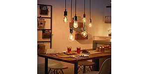 Useita Philips Hue -lamppuja roikkumassa keittiöpöydän yläpuolella
