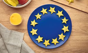 Sininen lautanen, jonka sisäreunoja kehystää karambola-viipaleet ja joka muistuttaa EU-lippua