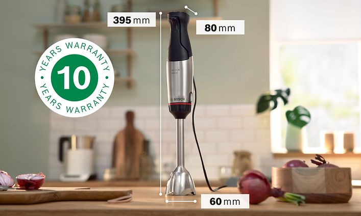 Bosch ErgoMaster Series 6 -sauvasekoitin keittiön työtasolla, sekä logo 10 vuoden moottoritakuulle
