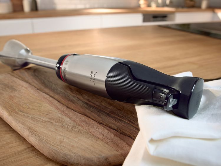 Bosch ErgoMaster Series 6 -sauvasekoitin puisella pöydällä valkoisen liinan päällä