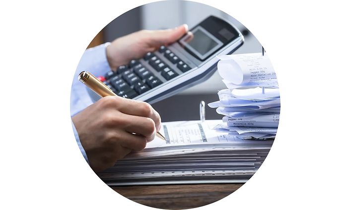 Mies pitelee taskulaskinta kädessään ja tekee samalla muistiinpanoja paperille