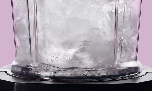 F&B blenderin voimakas 1200-watin moottori ja täysin metallinen virransiirtomekanismi takaavat huipputehon