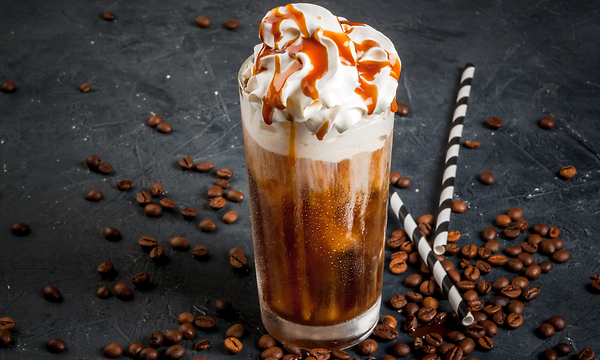 Korkea lasillinen Frappuccino-kahvijuomaa, joka on viimeistelty kermavaahdolla