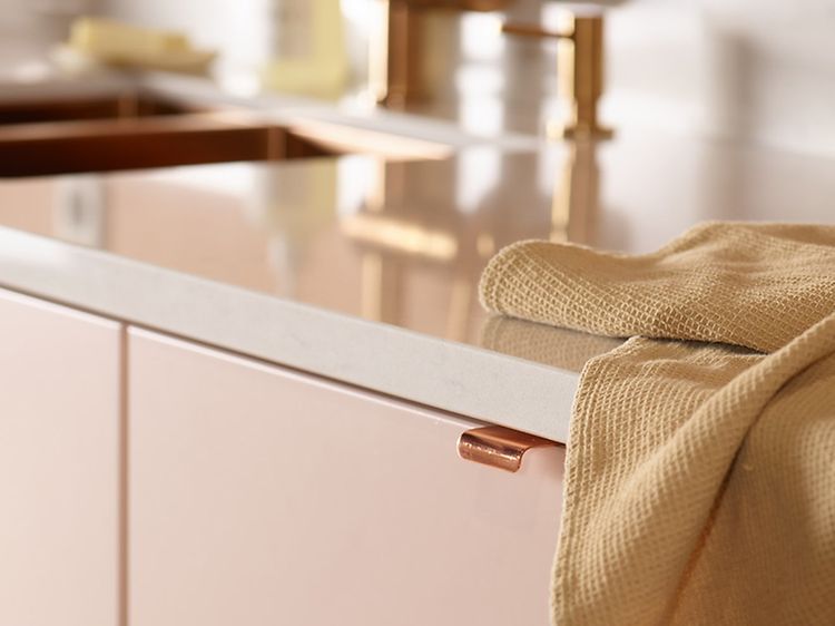Epoq - Keittiö - Epoq Trend Blush -keittiö Silestone-työtasolla ja keittiöpyyhe