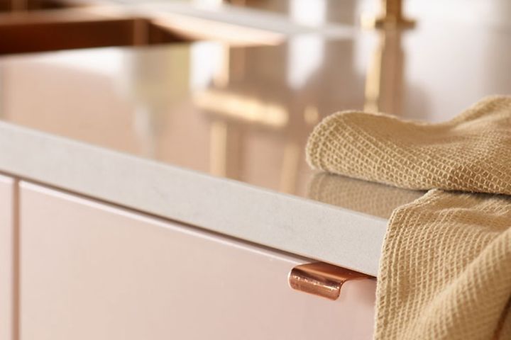Epoq - Keittiö - Epoq Trend Blush -keittiö Silestone-työtasolla ja keittiöpyyhe - Teaser-kuva