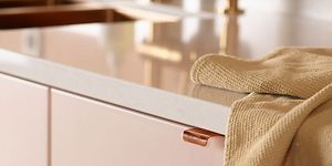 Epoq - Keittiö - Epoq Trend Blush -keittiö Silestone-työtasolla ja keittiöpyyhe - Teaser-kuva