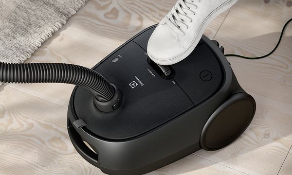 Electrolux Clean 600 Bagged -imuri, jonka toimintoja voi ohjata jalalla