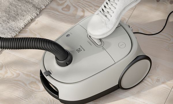 Electrolux Clean 600 Bagged -imuri, jonka toimintoja voi ohjata jalalla