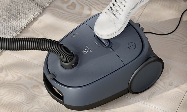 Electrolux Clean 600 Bagged -imuri, jonka toimintoja voi ohjata jalalla