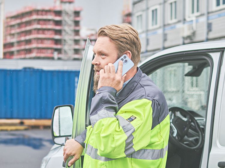 Kestävä puhelin - B2B - Työmaa-alueella oleva mies puhumassa puhelimeensa
