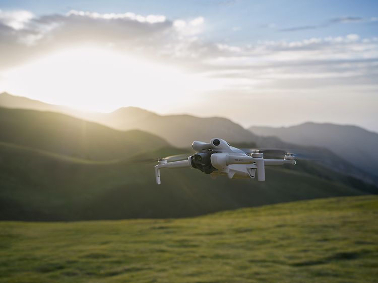 Tietokoneet - DJI - DJI Mini 4 Pro -drone lentämässä kaunis maisema taka-alalla