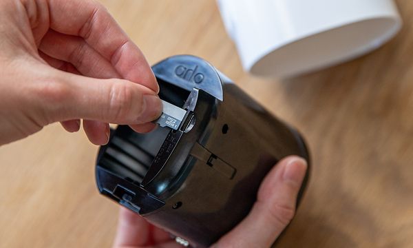 Arlo Go V2 -valvontakamera SIM-korttipaikalla