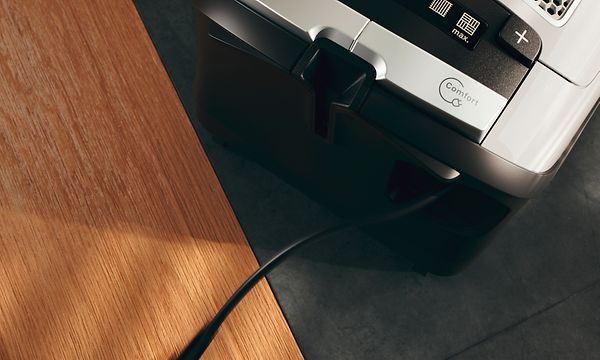 Miele-säiliöimuri kätevällä johdonkelausmekanismilla