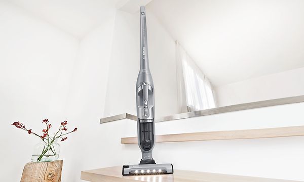 Bosch Serie 4 Flexxo varsi-imuri asetettu talteen kodin portaikkoon