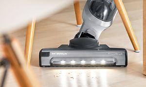 Bosch varsi-imurin PowerBrush -suuttimen LED-valot auttavat näkemään roskat ja murut kalusteiden alta
