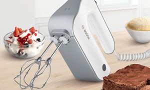 Bosch StyLine -sähkövatkain keittiön työtasolla vieressään kulhollinen jälkiruokaa ja pala kakkua