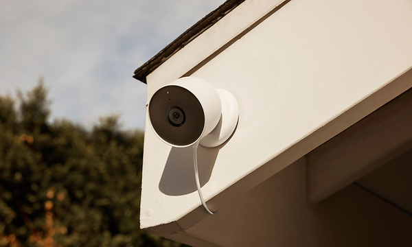 Google nest -turvakamera kiinnitettynä talon seinään