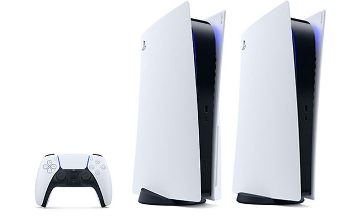 Kaksi Playstation 5 -pelikonsolia ja DualSense-peliohjain