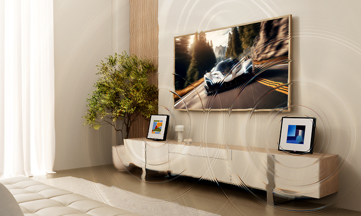 Kaksi Music Framea tv-tasolla, sijoitettuna Samsung-television sivuille
