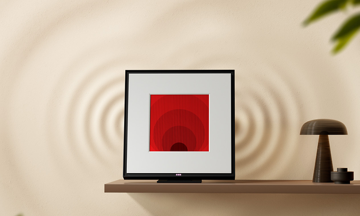 Samsung Music Frame hyllyllä pöytävalaisimen vieressä