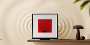 Samsung Music Frame hyllyllä pöytävalaisimen vieressä