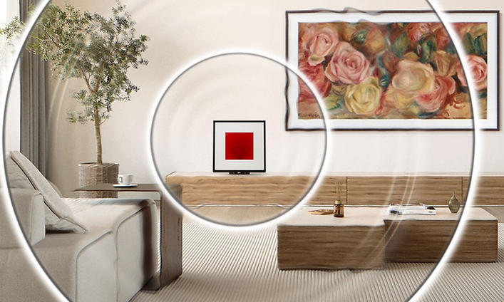 Samsung Music Frame modernisti sisustetun huoneen tv-tasolla, vieressä Samsung The Frame -tv seinällä