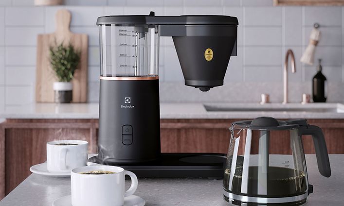 Electrolux-kahvinkeitin keittiön työtasolla, kahvipannu asetettuna tasolle keittimen viereen