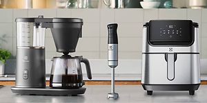 Electrolux-kahvinkeitin, -sauvasekoitin sekä airfryer keittiön työtasolla