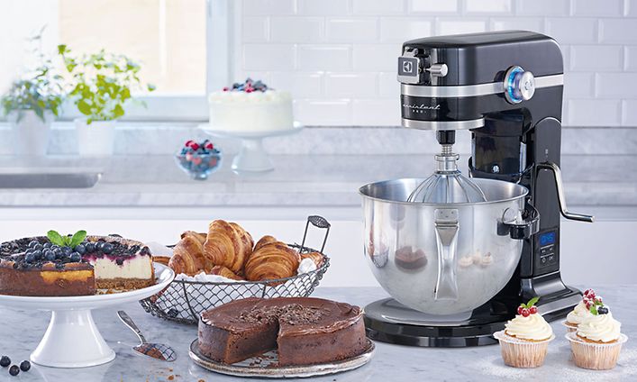 Electrolux-yleiskone ja erilaisia leivonnaisia sen vieressä keittiön työtasolla