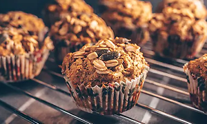 Lähikuva muffinsseista paistoritilällä