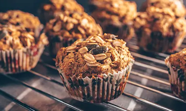 Lähikuva muffinsseista paistoritilällä