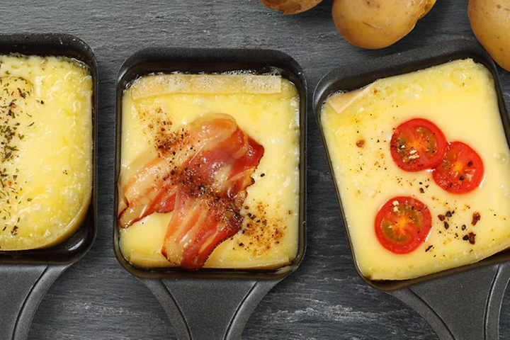 SDA - raclette - lifestyle - kolme raclette-pannua juustolla ja muilla täytteillä